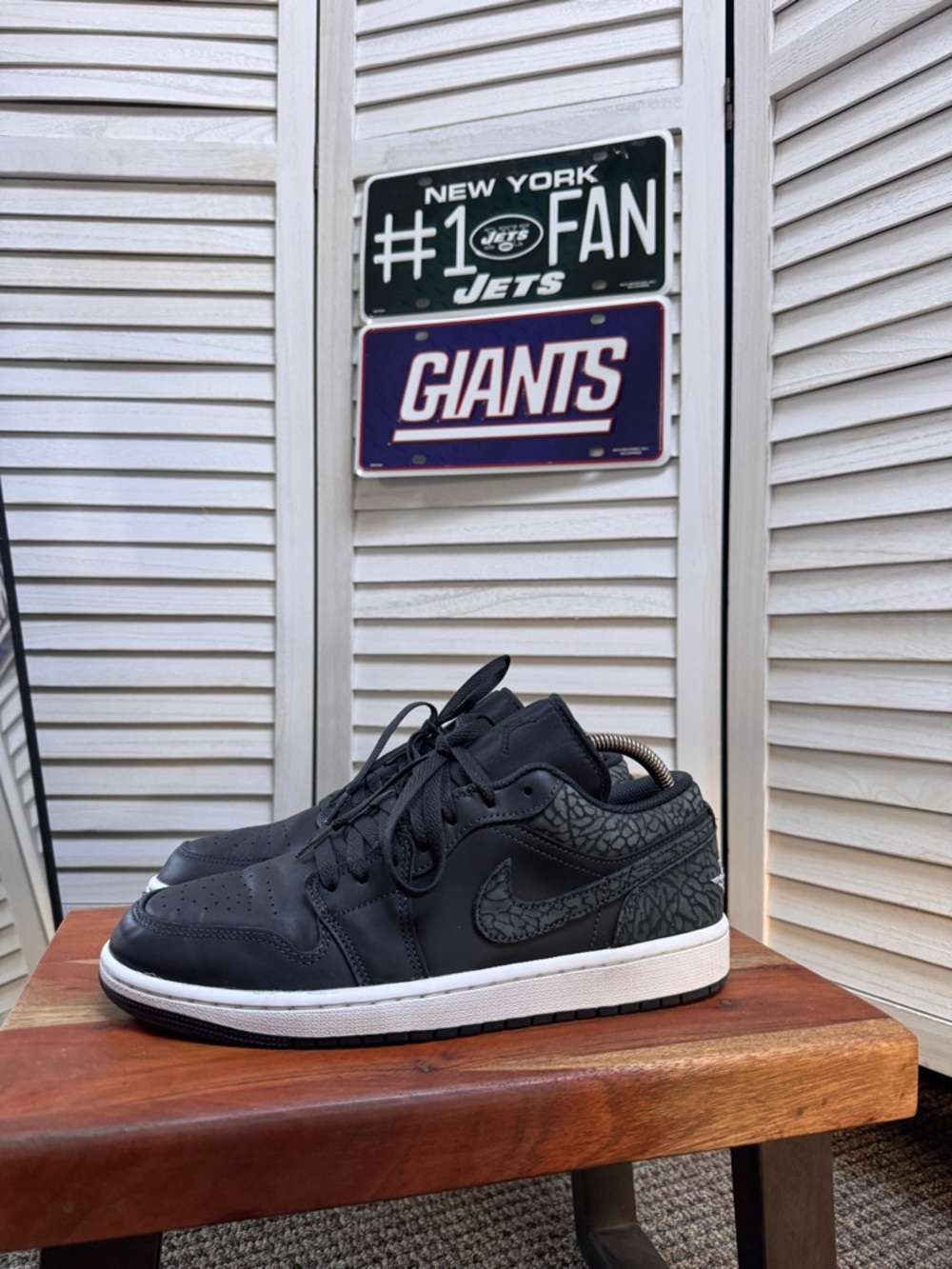 Nike Black Low-Top Sneakers with Textured Swoosh